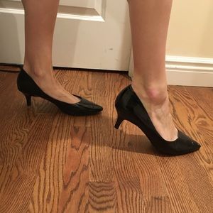 2 1/2 in. black pumps with padding